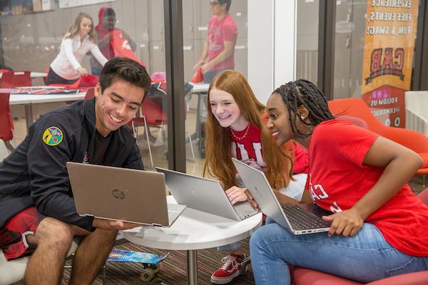 lu-students-looking-at-computer